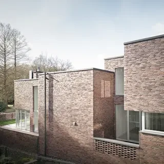 Adrian Schulz Fotografie Doppelhaus Klinkerfassade Blauviolett Sortierung 15