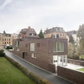 Haus Braunschweig Lochfassade grosse Öffnungen