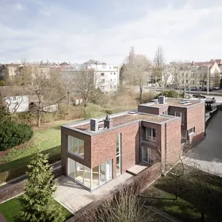 Haus begrünt Luftaufnahme Klinkerfassade