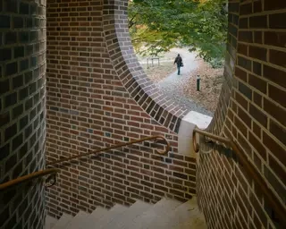 Blick aus dem Turm durch eine Öffnung