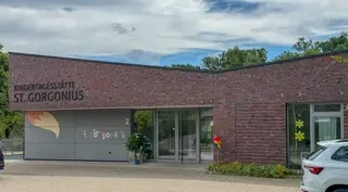 Kindertagesstätte St. Gorgonius mit rotbunter Klinkerfassade und moderner Architektur
