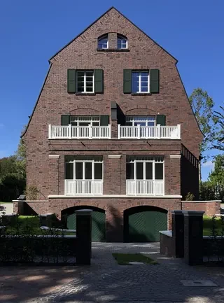 Die Häuser von Nienstedten - Wittmunder Klinker - Frontseite mit Garagen - Sortierung blau braun