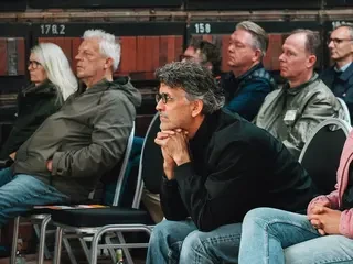 Gäste verfolgen aufmerksam einen Vortrag
