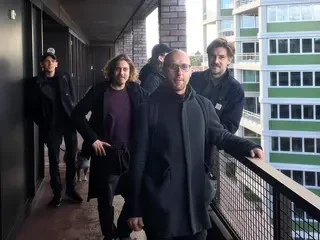 Menschgruppe vor Objekt