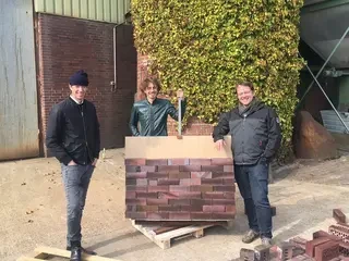 Gruppe mit Handsortierung von Klinker