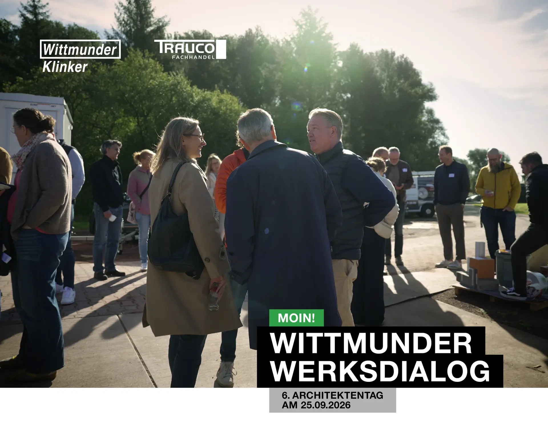 Architekten und Planer treffen sich zum Werksdialog auf dem Außengelände von Wittmunder Klin­ker