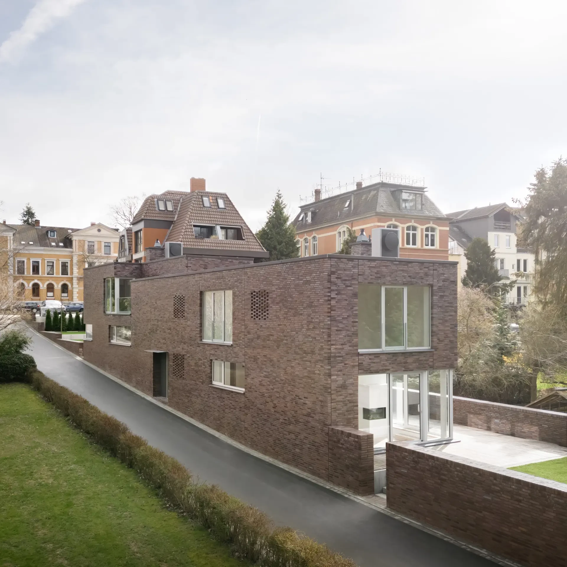 Haus Braunschweig Lochfassade grosse Öffnungen