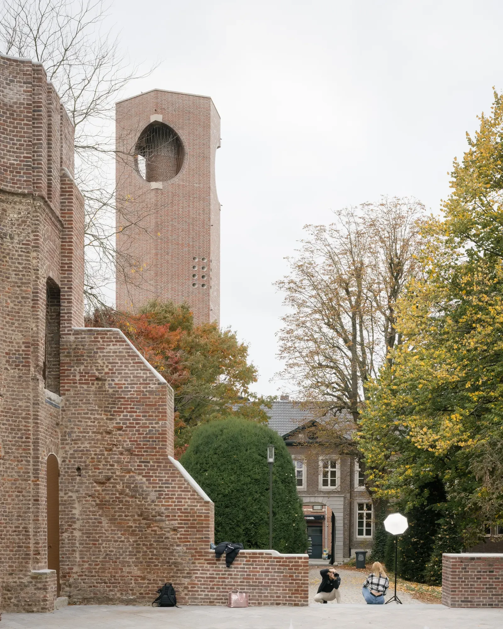 alte Mauern im Vordergrund, Panoramturm im Hintergrund