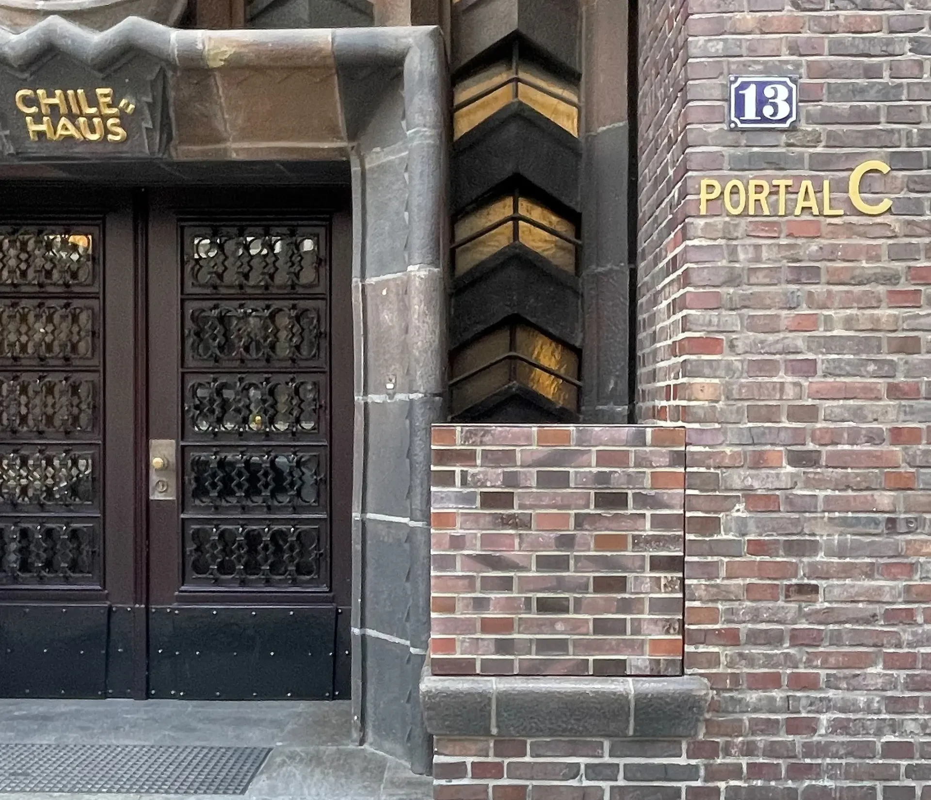 Mustertafel Wittmunder Klinker direkt am Bestand des Chilehaus in Hamburg